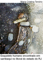 Esqueleto humano encontrado em sambaqui no litoral do estado do RJ