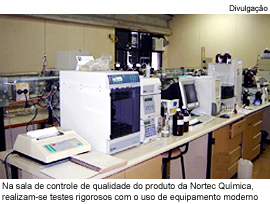 Na sala de controle de qualidade do produto da Nortec Química, realizam-se testes rigorosos com o uso de equipamento moderno