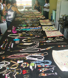 Para a confecção das bijuterias, artesãs receberam noções de design e moda