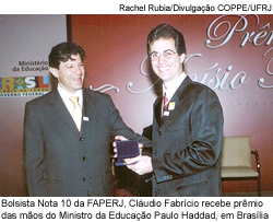 Bolsista Nota 10 da FAPERJ, Cláudio Patrício recebe prêmiodas mãos do Ministro da Educação Paulo Haddad, em Brasília