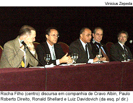 Rocha Filho discursa em companhia de Cravo Albin, Paulo Roberto Direito, Ronal Shellard e Luiz Davidovich