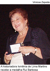 A historiadora Ismênia de Lima Martins recebe a medalha Rui Barbosa