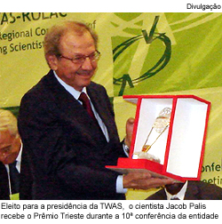 Eleito para a presidência da TWAS, o cientista Jacob Palis recebe o Prêmio Triste durante a 10 conferência anual da entidade