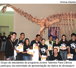 Foto: Grupo de estudantes do programa Jovens Talentos Para Ciência participou da solenidade de apresentação da réplica do dinossauro