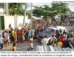 Como num confronto militar, a polícia age na favela como se estivesse no campo do inimigo, criminalizando todos os moradores no imaginário social