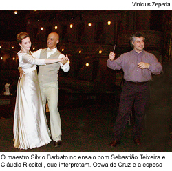 O Maestro Silvio Barbato no ensaio com Sebastião Teixeira e Cláudia Riccitelli, que interpretam Oswaldo Cruz e sua esposa