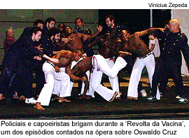 Policiais e capoeiristas brigam durante a 'Revolta da Vacina', um dos episódios contados na ópera sobre Oswaldo Cruz