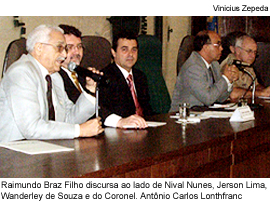 Raimundo Braz Filho discursa ao lado de Nival Nunes, Jerson Lima, Wanderley de Souza e do Coronel Antônio Carlos Lonthfranc