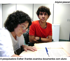 A pesquisadora Esther Arantes examina documentos com aluno