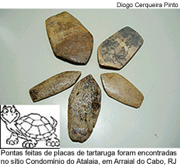Pontas feitas de placas de tartaruga foram encontradas no sítio Condomínio do Atalaia, em Arraial do Cabo, RJ