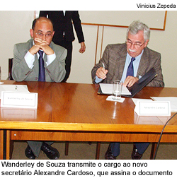 Wanderley de Souza transmite o cargo ao novo secretário Alexandre Cardoso, que assina o documento