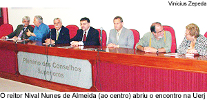 O reitor Nival Nunes de Almeida (ao centro) abriu o encontro na Uerj