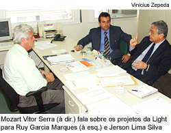 Mozart Vitor Serra (àdir.) fala sobre os projetos da Light para Ruy Garcia Marques (à esq.) e Jerson Lima Silva