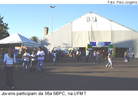 Jovens visitam a 56 SBPC, em Cuiabá