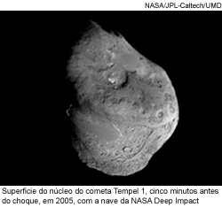 Superfície do núcleo do cometa Tempel 1, cinco minutos antes do choque, em 2005, com a nave da NASA Deep Impact