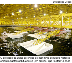 O protótipo da usina de ondas do mar: uma estrutura metálica amarela sustenta flutuadores (em branco) que 'surfam' a onda