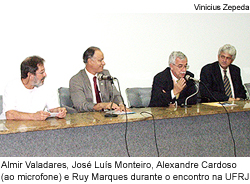 Almir Valadares, José Luís Monteiro, Alexandre Cardoso (ao microfone)e Ruy Marque durante o encontro na UFRJ