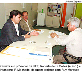 O reitor e o pró-reitor da UFF, Roberto de S. Salles (à esq.) e Humberto F. Machado, debatem projetos com Ruy Marques