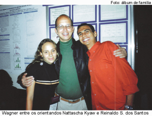 Wagner entre seus orientandos Nattascha Kyaw e Reinaldo Sousa dos Santos