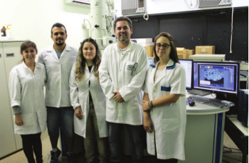 Fábio Olivares (2º a partir da dir.) e equipe testam novas formas de potencializar os efeitos positivos de bactérias associadas a fungos